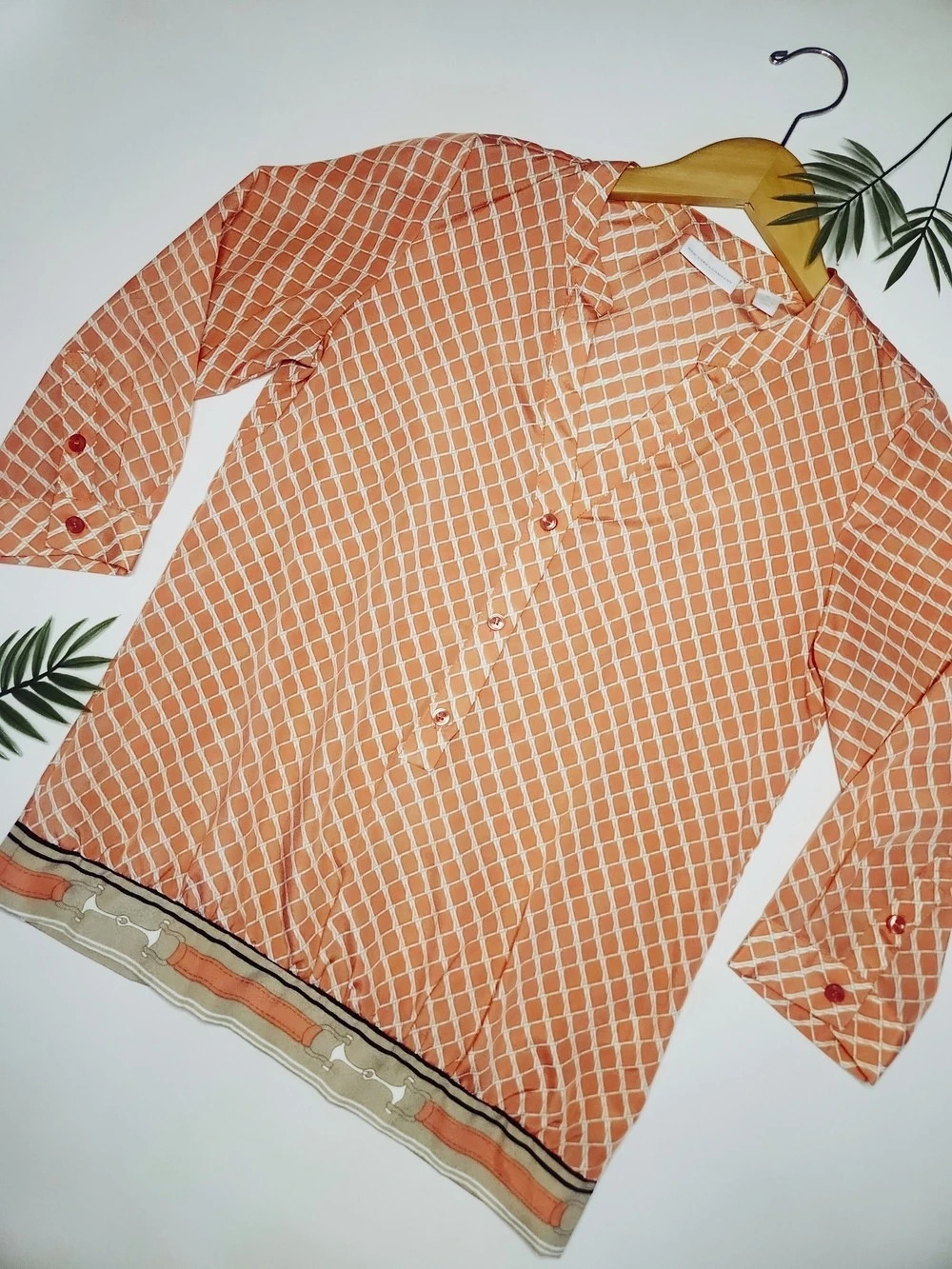 New York & Company Geometric Button Down in Orange & White Size XS